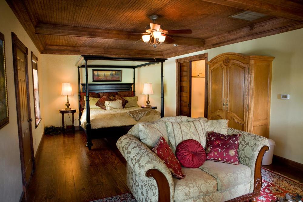 Deluxe King Room interior